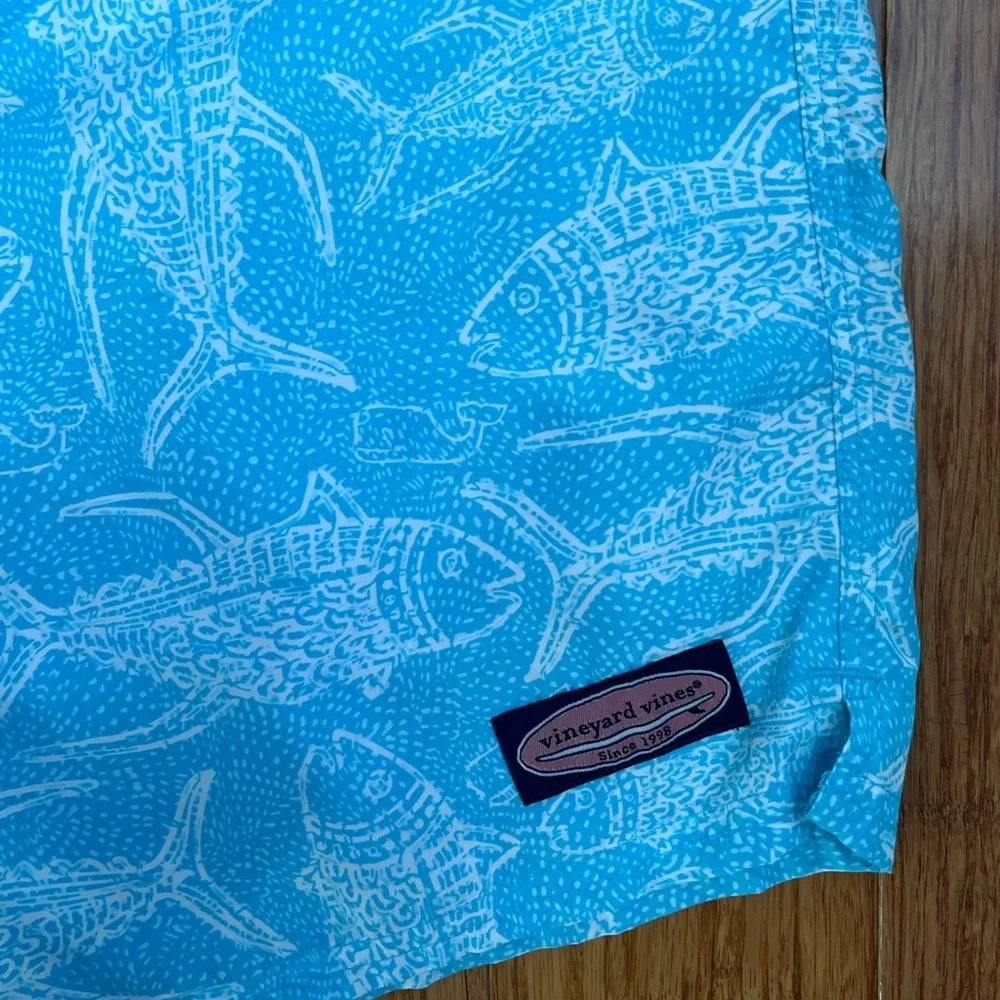 Mens Vineyard Vines Swim Trunks size large. 1188